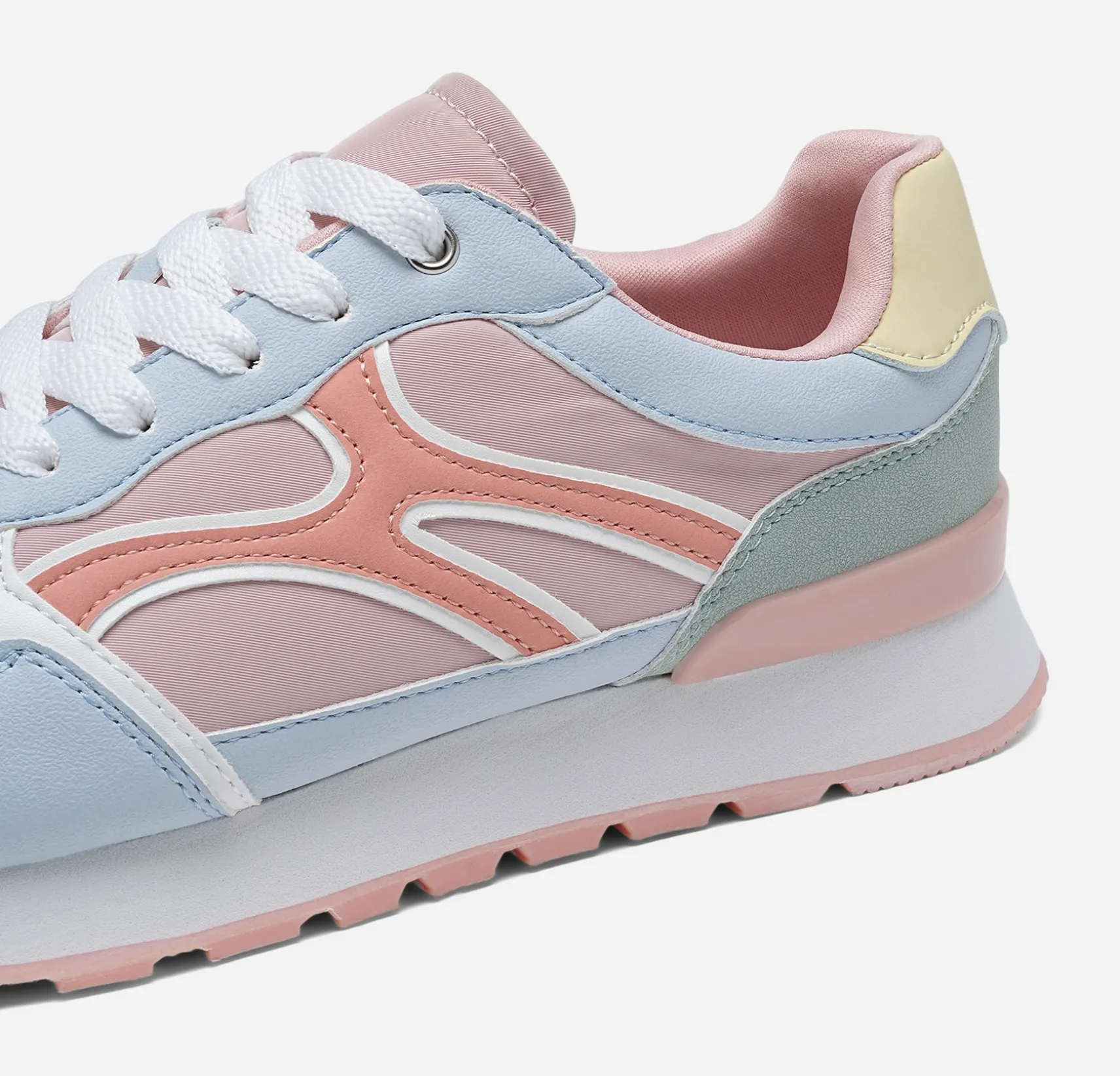 CLOU, Sneakers