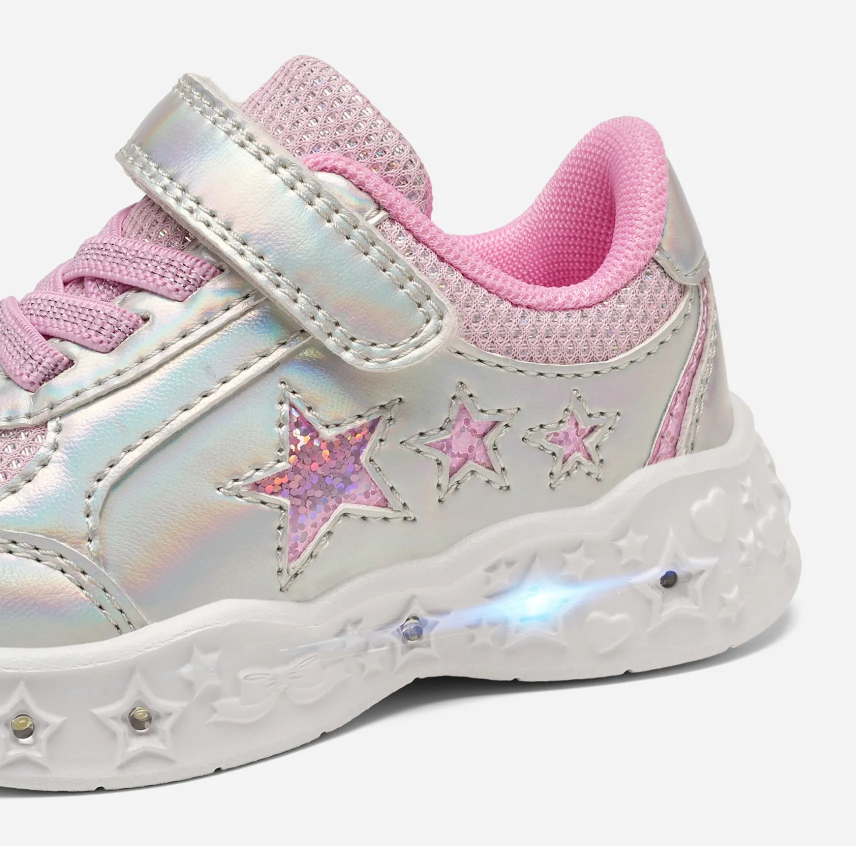 Mino, Blinkande sneakers
