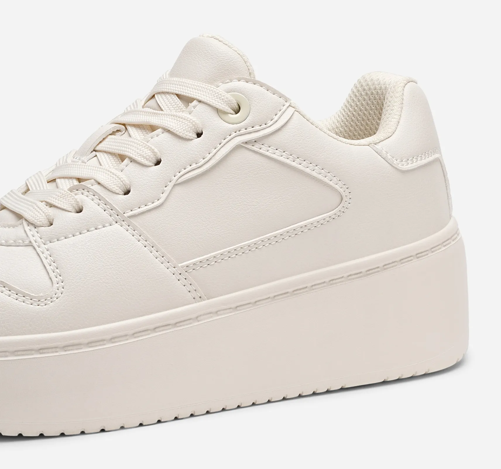 VOX, Sneakers